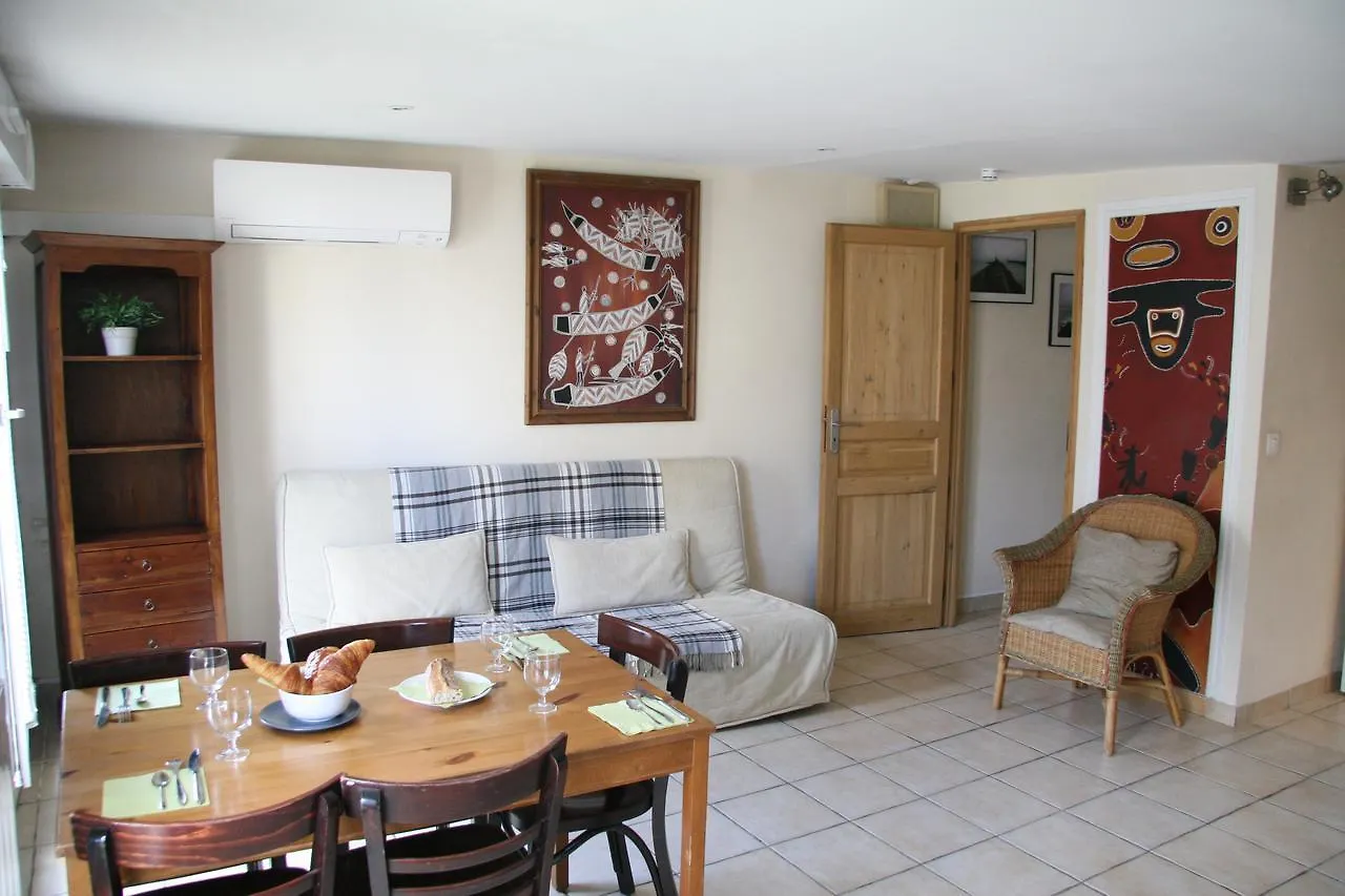 Lumineux Avec Balcon Au Coeur De باريس